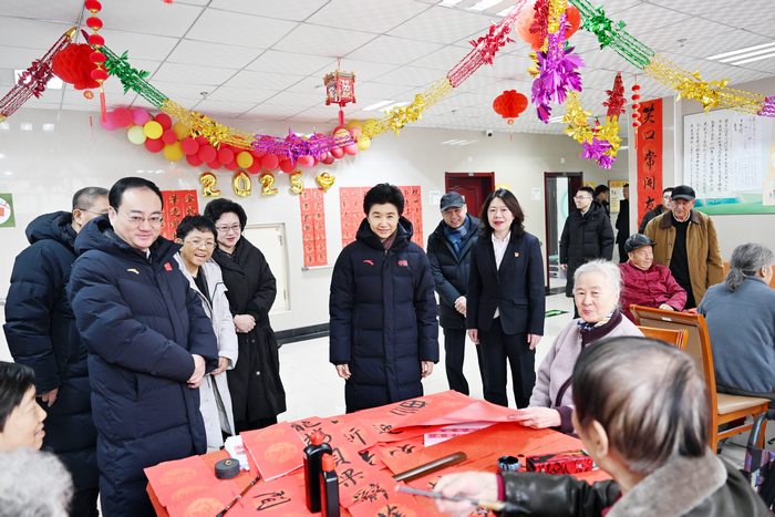 Bsport体育下载：梁惠玲春节前夕看望慰问一线工作人员和福利院老人(图1)