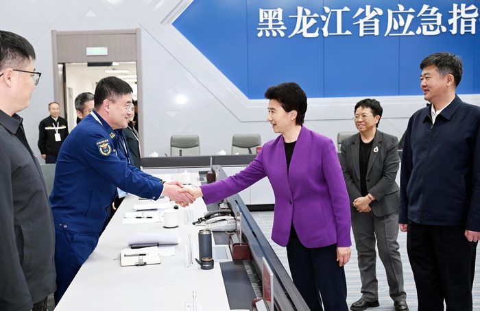 Bsport体育下载：梁惠玲春节前夕看望慰问一线工作人员和福利院老人(图3)