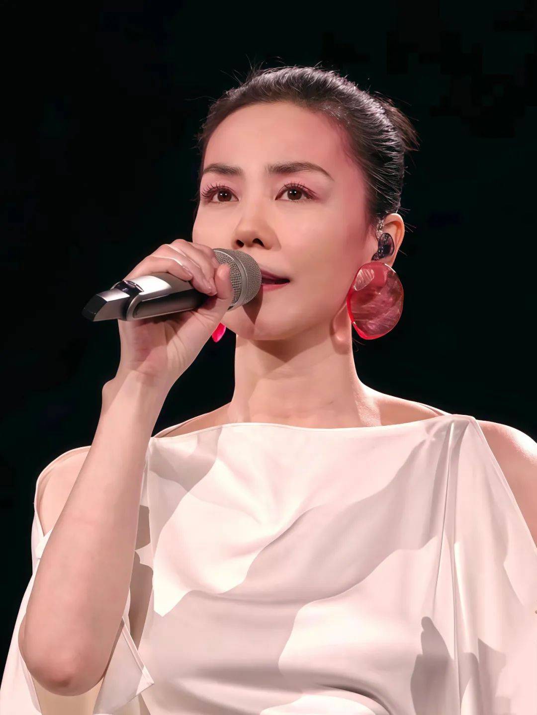Bsport体育APP：还有谁？上个春晚几亿人的目光都在她身上(图1)