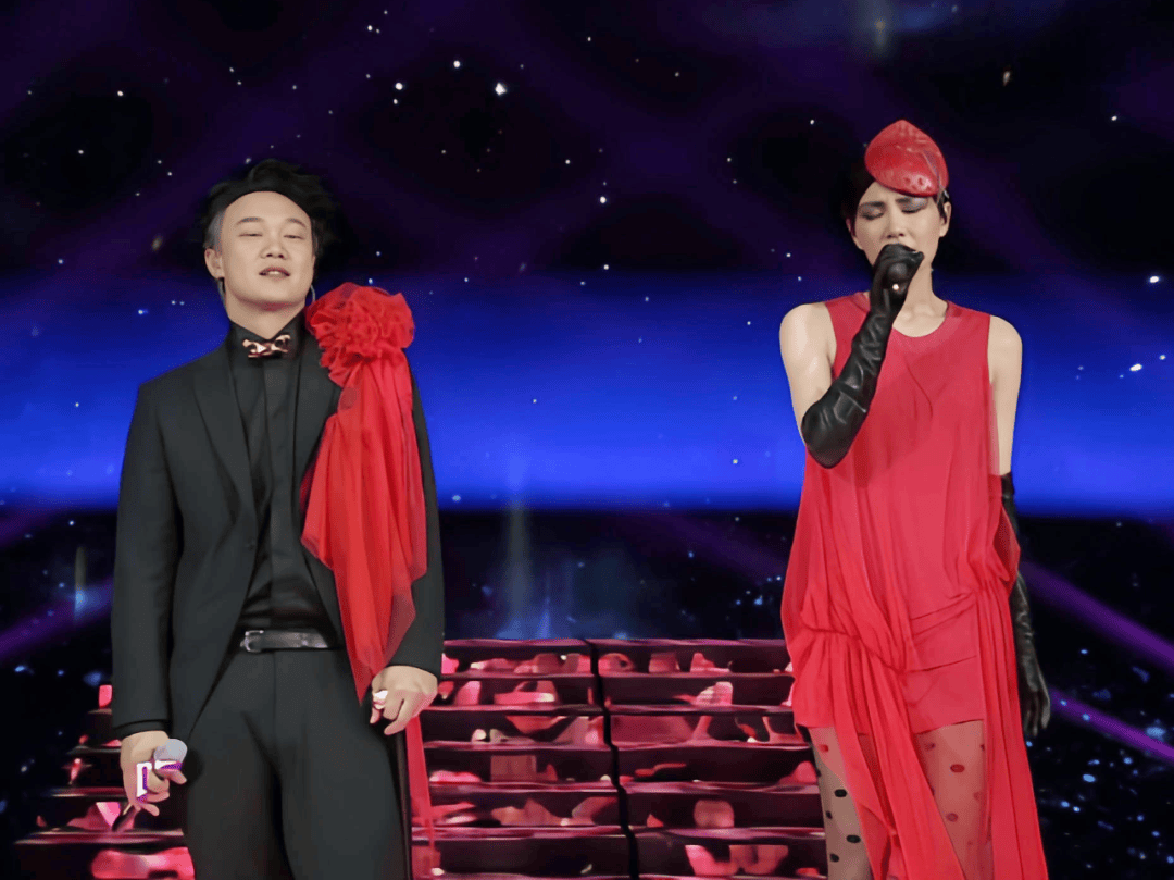 Bsport体育APP：还有谁？上个春晚几亿人的目光都在她身上(图8)
