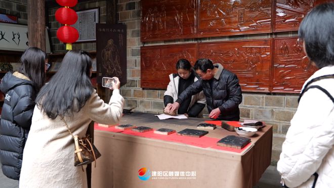 迎宾客引人流 促消费促发展丨蛇年雕版送祝福 建本技艺展魅力(图1)