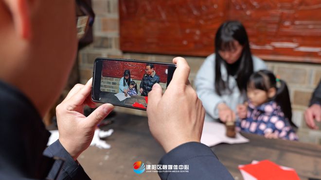 迎宾客引人流 促消费促发展丨蛇年雕版送祝福 建本技艺展魅力(图5)