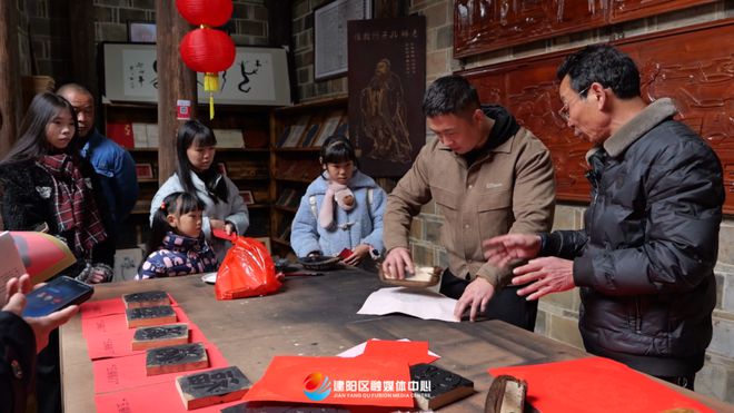迎宾客引人流 促消费促发展丨蛇年雕版送祝福 建本技艺展魅力(图7)