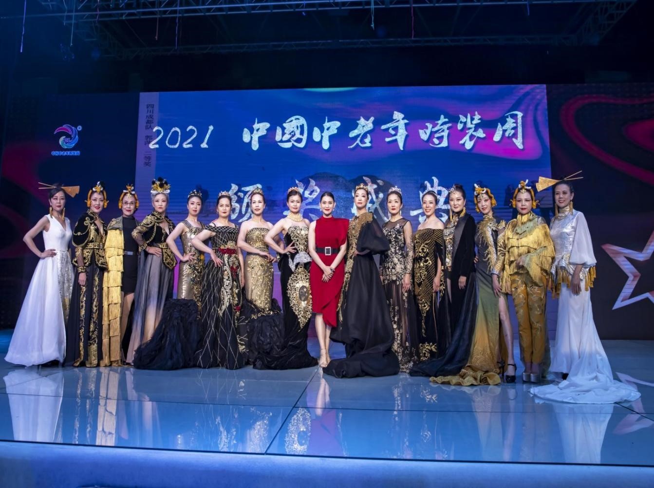 Bsport体育下载：8000元买秀服90岁上T台⋯⋯老人中流行“出道”当模特给张馨予设计“东北大棉袄”的设计师也在干这个(图1)
