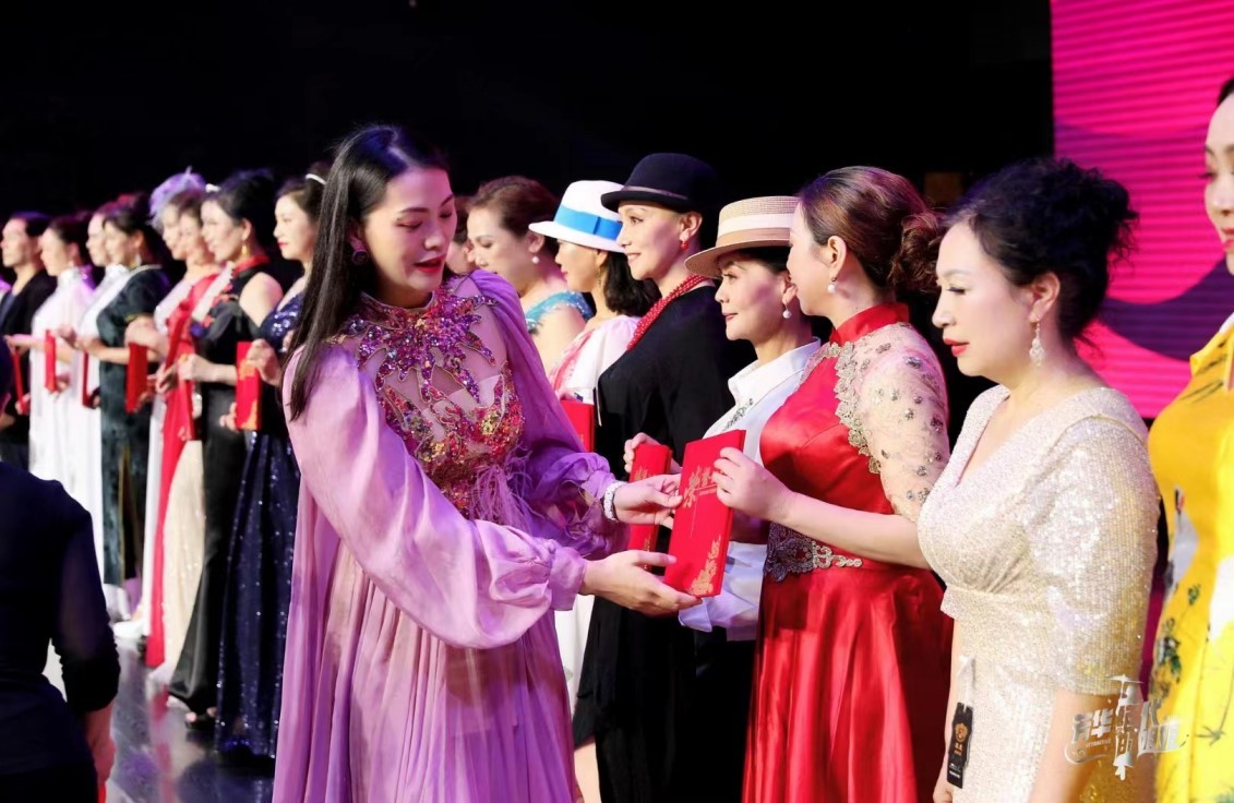 Bsport体育下载：8000元买秀服90岁上T台⋯⋯老人中流行“出道”当模特给张馨予设计“东北大棉袄”的设计师也在干这个(图3)