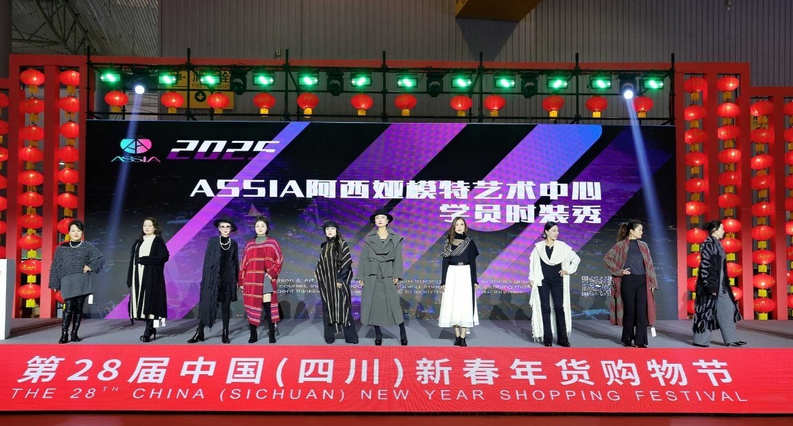 Bsport体育下载：8000元买秀服90岁上T台⋯⋯老人中流行“出道”当模特给张馨予设计“东北大棉袄”的设计师也在干这个(图5)