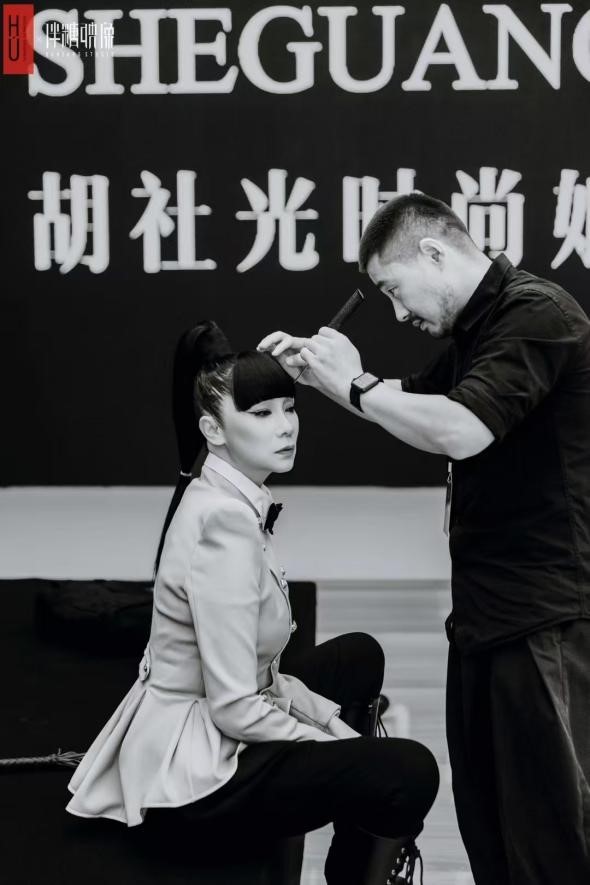 Bsport体育下载：8000元买秀服90岁上T台⋯⋯老人中流行“出道”当模特给张馨予设计“东北大棉袄”的设计师也在干这个(图9)