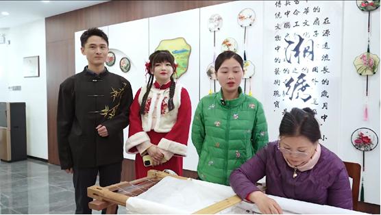 Bsport体育网址：非遗工坊的现代蜕变：从湘绣到卷烟包装设计的文化传承(图1)