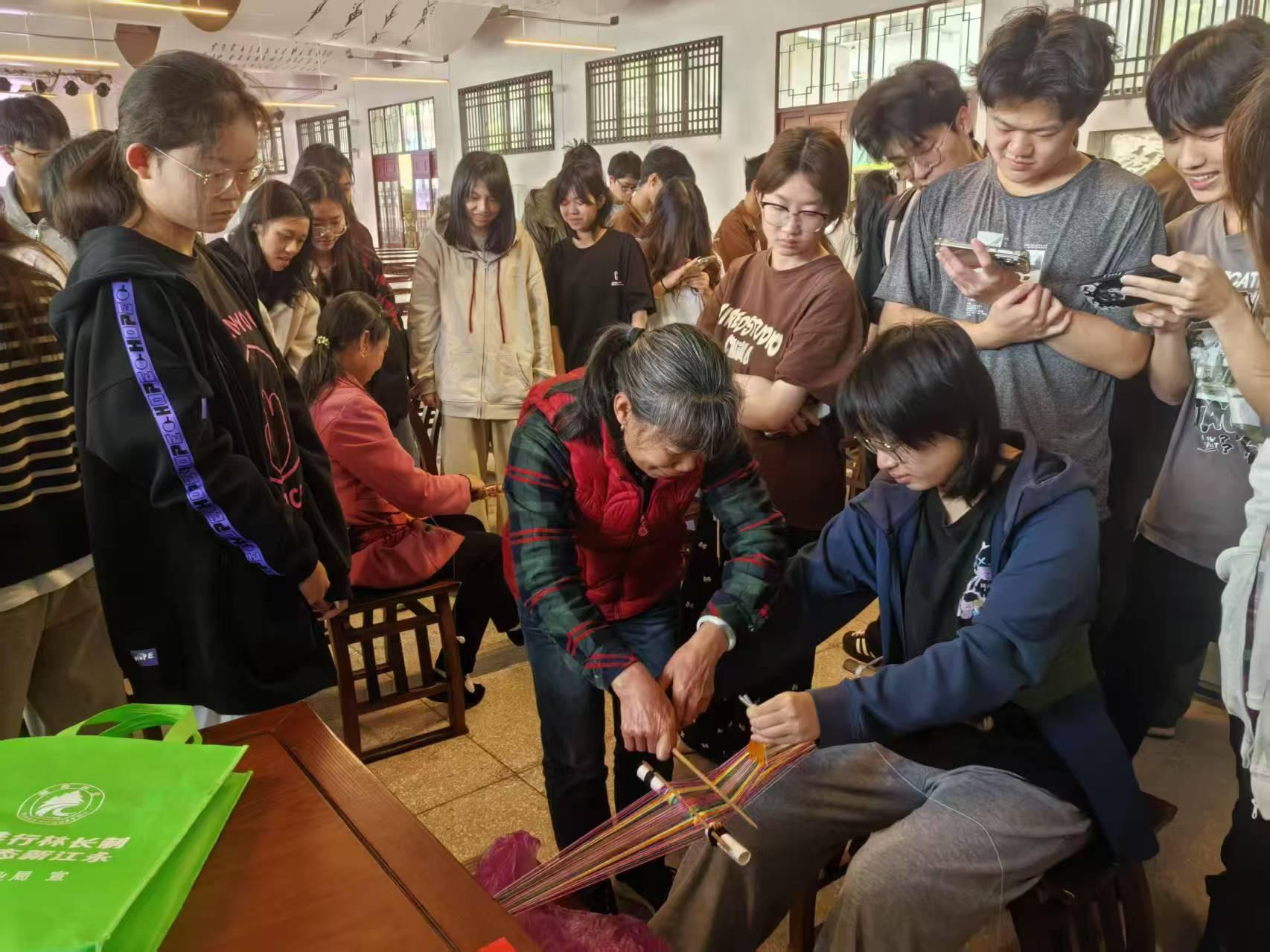 探索传统文化与现代设计创意融合华商学子探访江永瑶寨(图2)