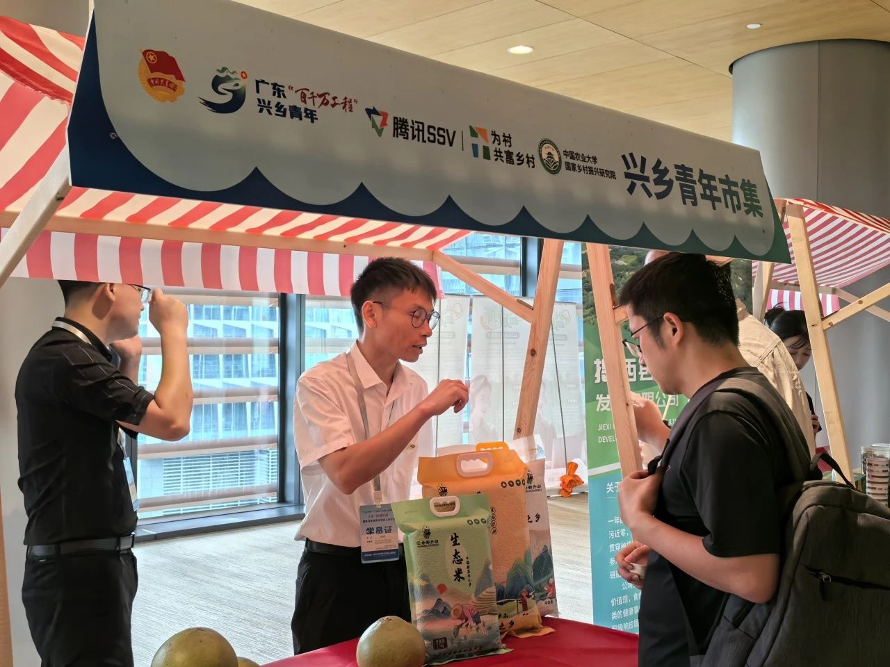 Bsport体育APP：衬衫领带搭草帽这是什么新潮流？(图2)