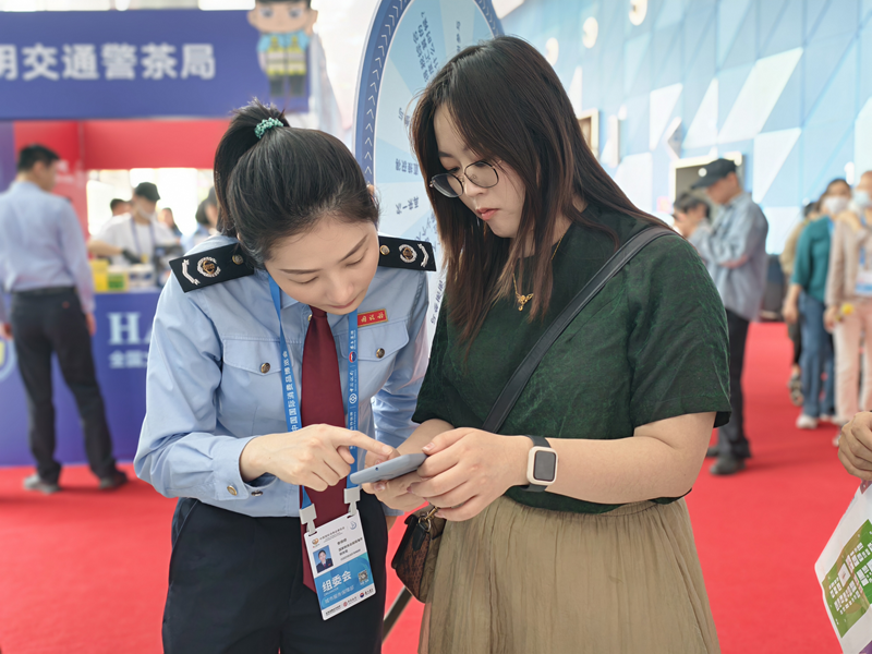 消博会期间 海南税务“点靓”税费服务风景线(图1)