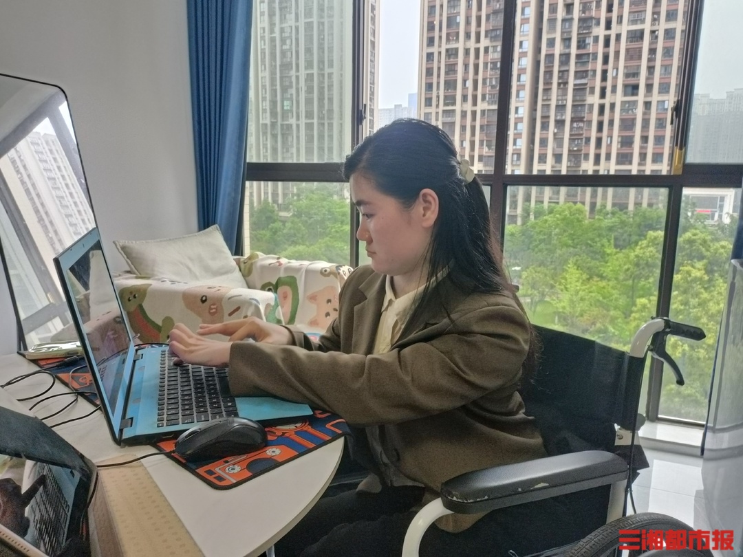 26℃ ｜脑瘫女孩在设计界“闯出一片天”带领残友就业(图2)