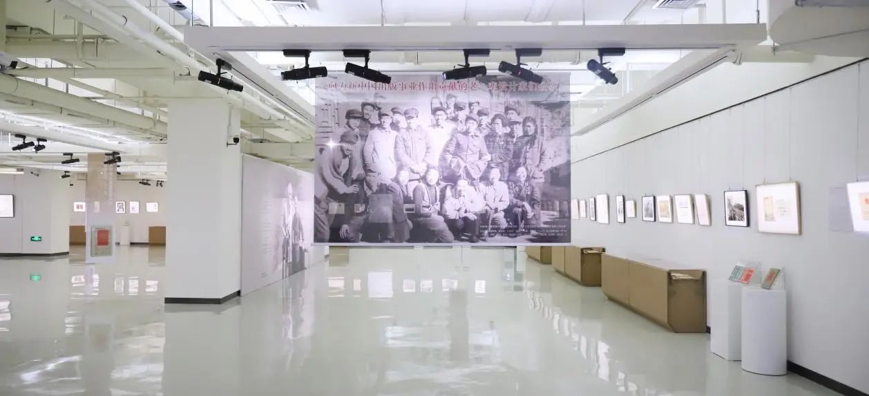 岁月封扉——张慈中宁成春书籍设计文献典藏展在北京印刷学院美术馆开幕(图1)